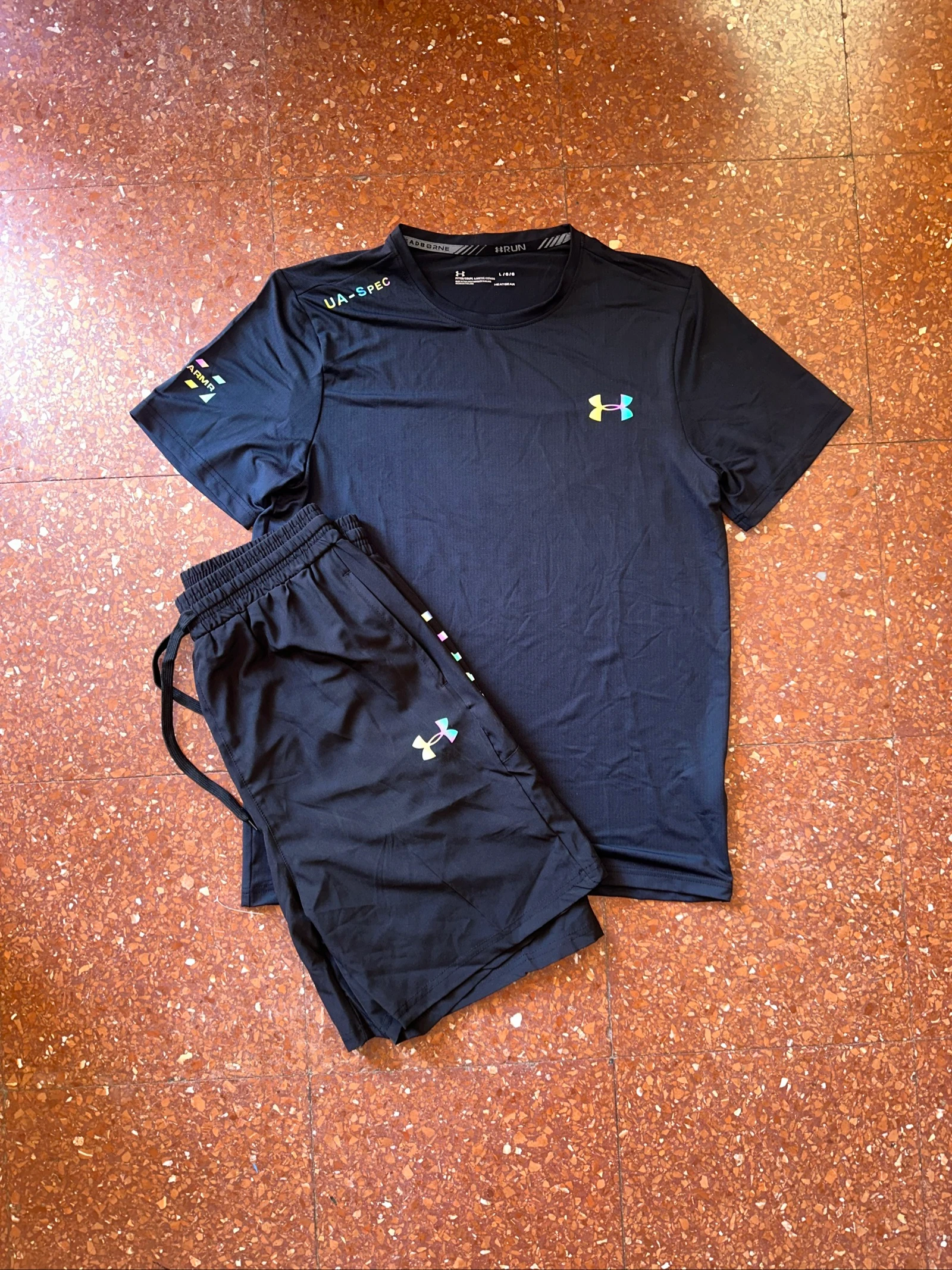 Ensemble de sport noir Under Armour - T-shirt et short – photo 2